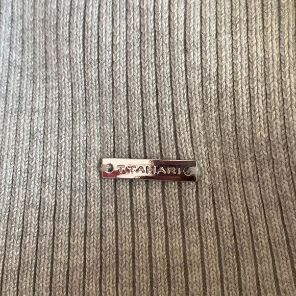 Grey, dark grey, white and a neutral silver. - Picture 4 of 4